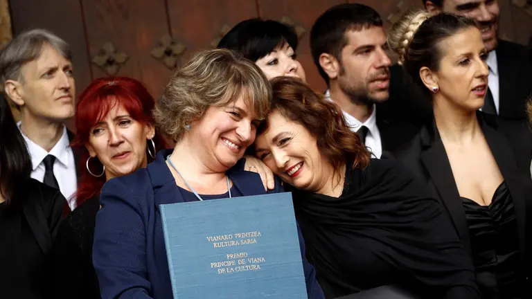 GRAF6229. OLITE (NAVARRA), 26/05/2018.- La Coral de Cámara de Pamplona ha recibido hoy la máxima distinción cultural que concede anualmente el Gobierno de Navarra, el Premio Príncipe de Viana 2018, que reconoce su labor en 72 años de vida y el compromiso mostrado con la música contemporánea y la promoción de autores navarros. En la imagen actuales y veteranos componentes de la Coral interpretan juntos una de las piezas durante el concierto que han ofrecido en el claustro de la iglesia de Santa María Real de Olite al término del acto oficial. EFE/Villar López