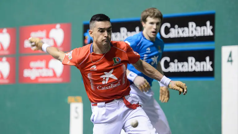 Víctor y Artola se enfrentan en partido de treintaidosavos de final del Torneo de San Fermín del Cuatro y Medio. PABLO LASAOSA 10
