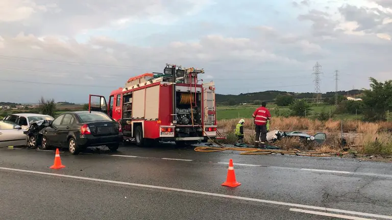 Bomberos y Poicía Foral atienden el accidente en Murchante en el que ha fallecido una persona con tres coches implicados
