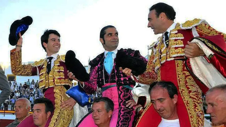 Toñete sale a hombros en una tarde histórica en Navas de San Juan. 