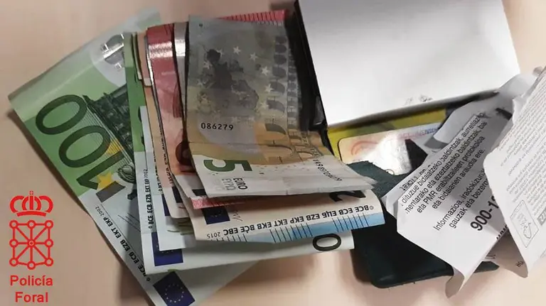 Entrega de dinero a la policía POLICÍA FORAL