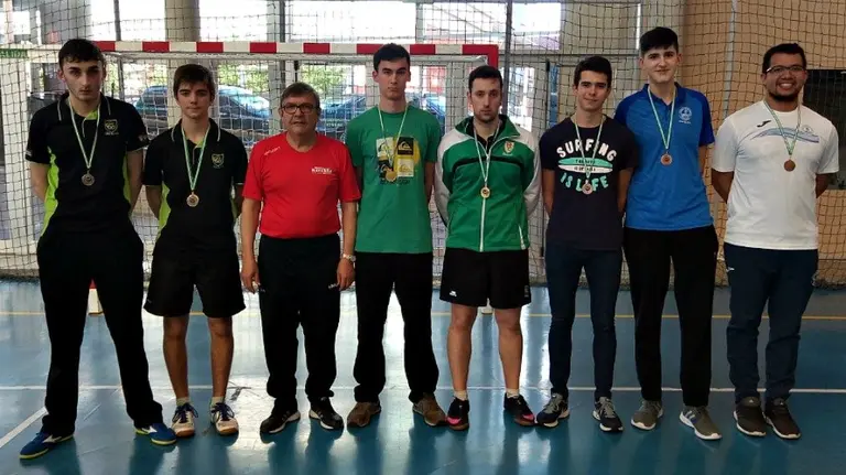 Campeones navarros de tenis de mesa.