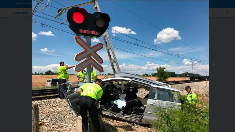 Estado del vehículo en el que han fallecido tres personas al ser alcanzadas por un tren en un paso a nivel TWITTER