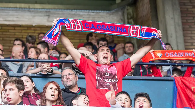 La grada de El Sadar durante el partido de Liga entre Osasuna y Lorca (12). IÑIGO ALZUGARAY