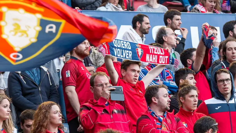 La grada de El Sadar durante el partido de Liga entre Osasuna y Lorca (14). IÑIGO ALZUGARAY