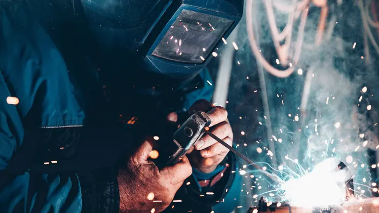 Un soldador trabajando. ARCHIVO