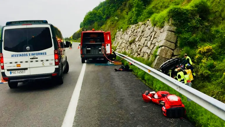 Efectivos de los bomberos tratando de desatrapar a los heridos. 