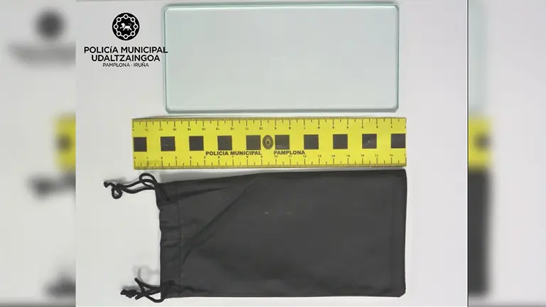 La funda y el cristal que el detenido entregaba en lugar del móvil. POLICÍA MUNICIPAL DE PAMPLONA