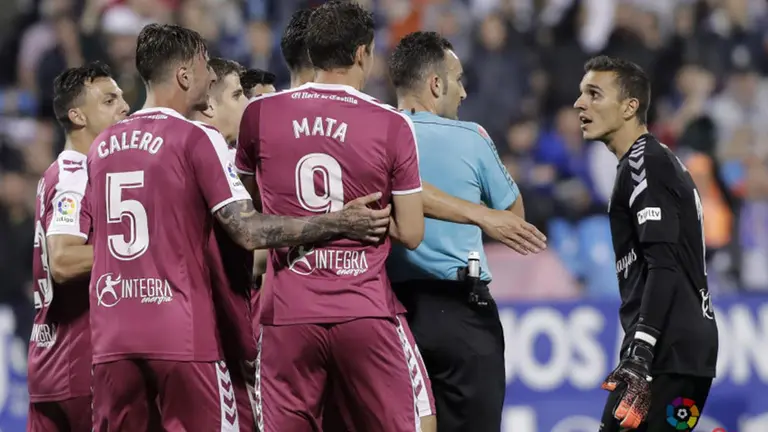 Los jugadores del Valladolid durante una protesta al colegiado en el partido de la pasada jornada contra el Zaragoza LA LIGA