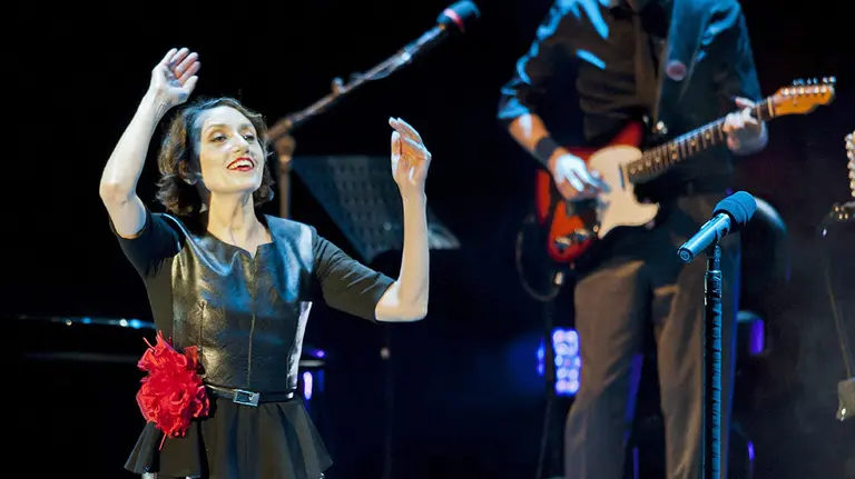 La cantante Luz Casal durante uno de sus conciertos recientes. EFE