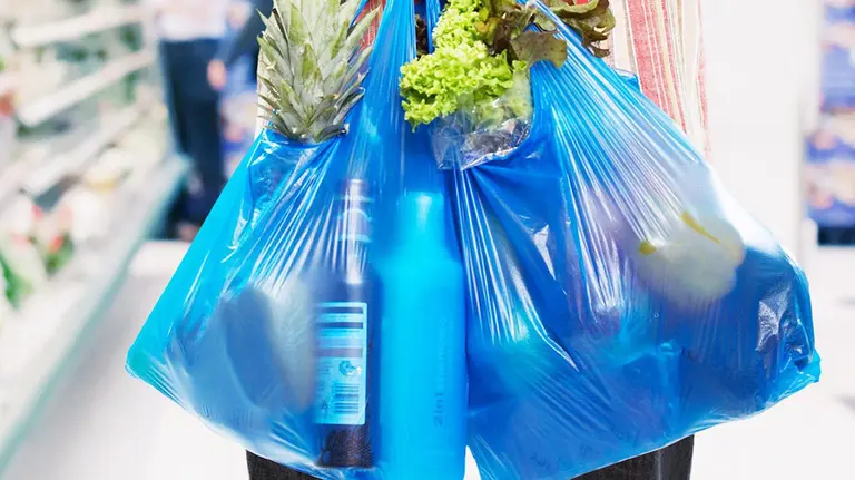 AM38GT Man looking at bill in grocery store. Image shot 2007. Exact date unknown.