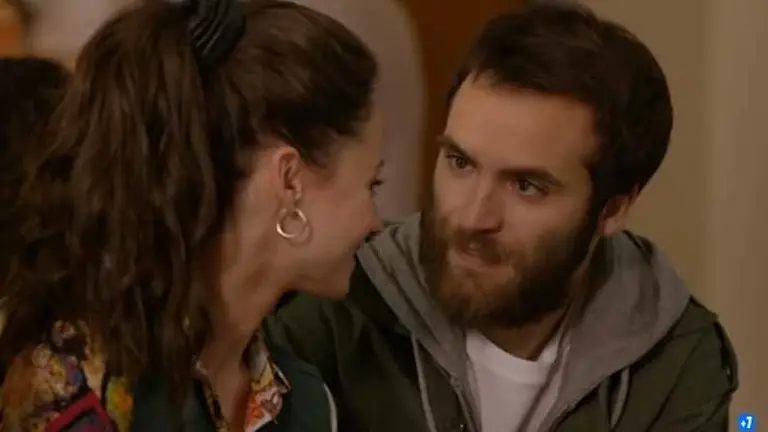 Ricardo Gómez junto a Elena Rivera en una escena de la serie de TVE