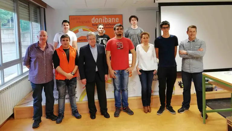 El ganador, de rojo, junto a otros participantes, miembros del jurado y la AEN