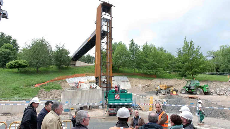La comisión de Urbanismo visita las obras del ascensor de Mendillorri. AYUNTAMIENTO DE PAMPLONA