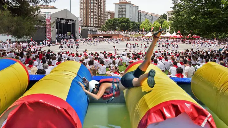 Una yincana al estilo Humor Amarillo formará parte de las nuevas actividades para adolescentes organizadas por las tardes de Sanfermines en la plaza de los Fueros FOTOMONTAJE NAVARRACOM