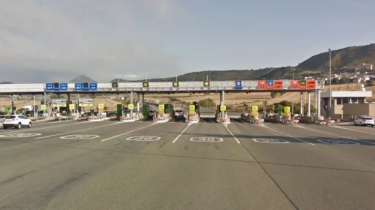 Imagen de un coche llegando al peaje de Zuasti, en la Autopista de Navarra AP15 ARCHIVO