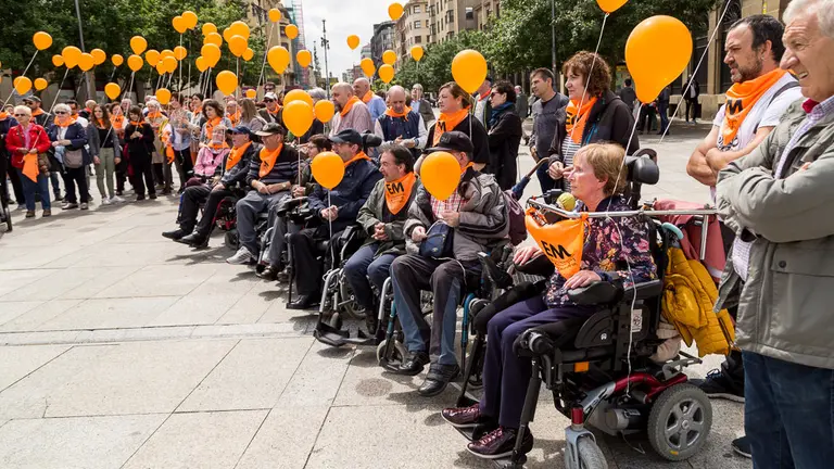 Concentración de personas afectadas por esclerosis múltiple con motivo del día mundial de la enfermedad (05). IÑIGO ALZUGARAY