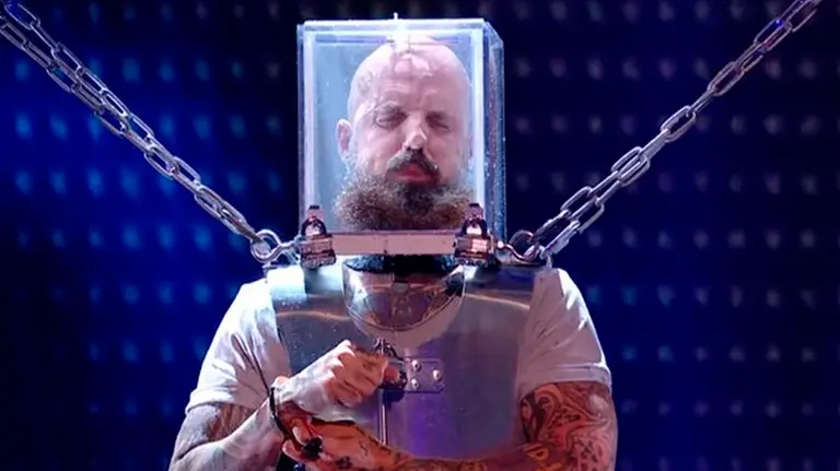 El escapista Matt Johnson durante su actuación