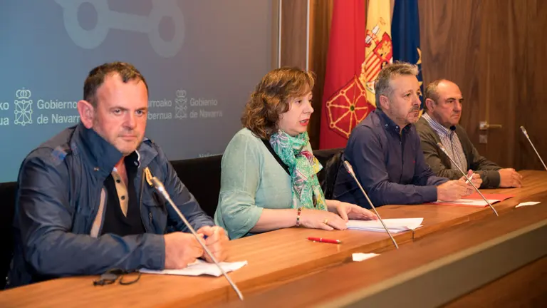 Isabel Elizalde valora con las organzaciones agrarias el recorte en la Política Agraria Común. MIGUEL SANTIAGO04