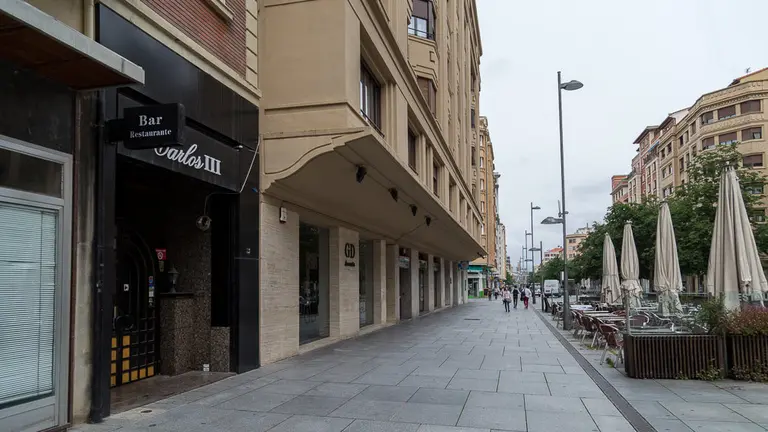 Bar Restaurante 'Carlos III', antigua cafetería 'Rumbos', donde '100 Montaditos' va a abrir una de sus franquicias (05). IÑIGO ALZUGARAY