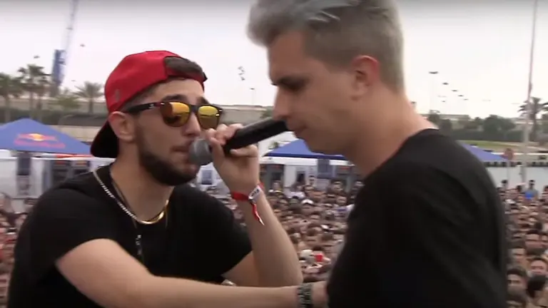 Los dos raperos, durante la batalla de gallos