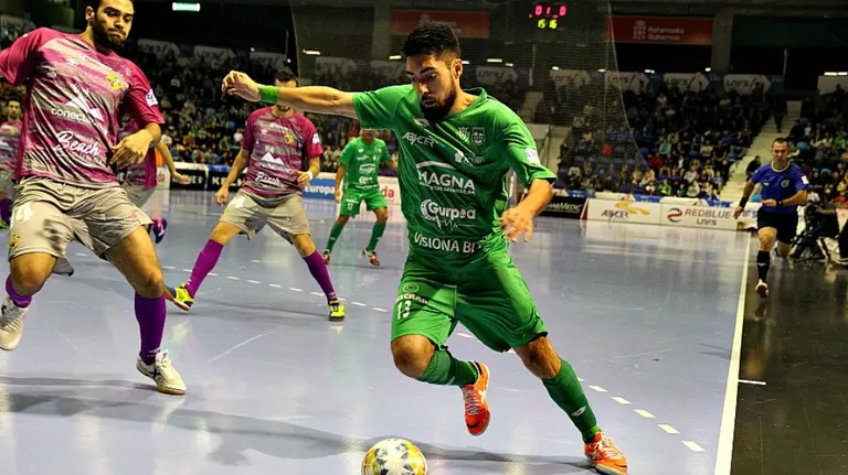 Eric Martel en acción con Osasuna Magna.