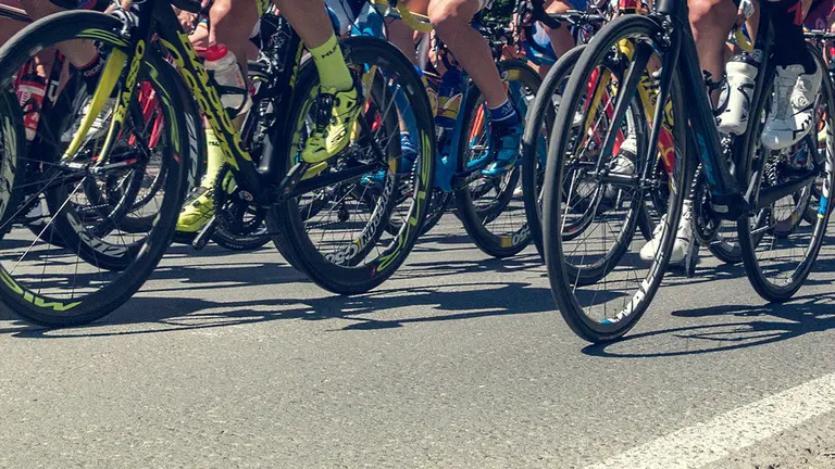 Varios ciclistas circulan en pelotón por una carretera. ARCHIVO