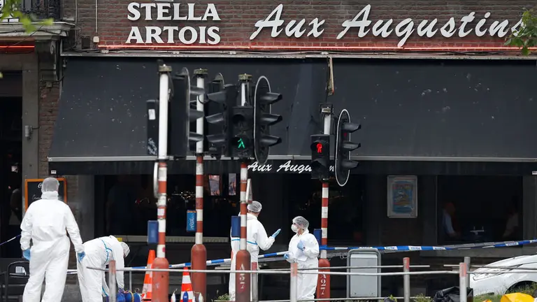 Un equipo de forenses, en el lugar del tiroteo en Lieja. EL ESPAÑOL