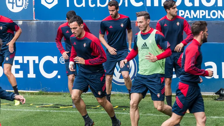 Osasuna se ejercita a puerta cerrada en el Estadio El Sadar en la víspera del partido ante el Valladolid (55). IÑIGO ALZUGARAY