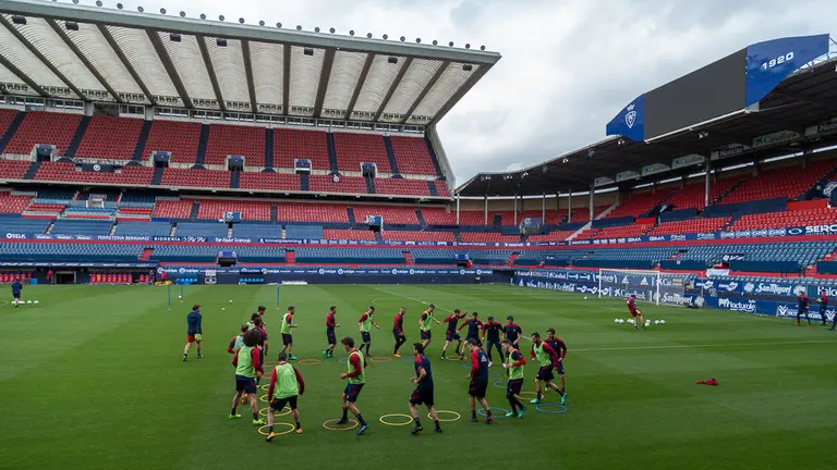 Osasuna se ejercita a puerta cerrada en el Estadio El Sadar en la víspera del partido ante el Valladolid (67). IÑIGO ALZUGARAY