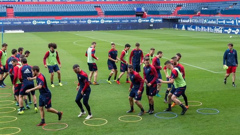 Osasuna se ejercita a puerta cerrada en el Estadio El Sadar en la víspera del partido ante el Valladolid (69). IÑIGO ALZUGARAY