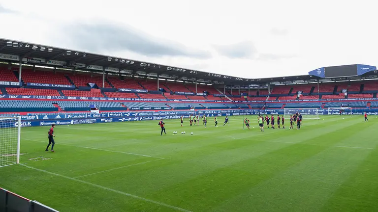 Osasuna se ejercita a puerta cerrada en el Estadio El Sadar en la víspera del partido ante el Valladolid (73). IÑIGO ALZUGARAY