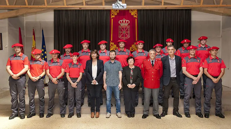 La consejera Beaumont, responsables de Policía Foral y alcalde de Estella posan con los alumnos que han superado el curso