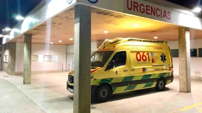 Una ambulancia en el centro de Urgencias de Laredo