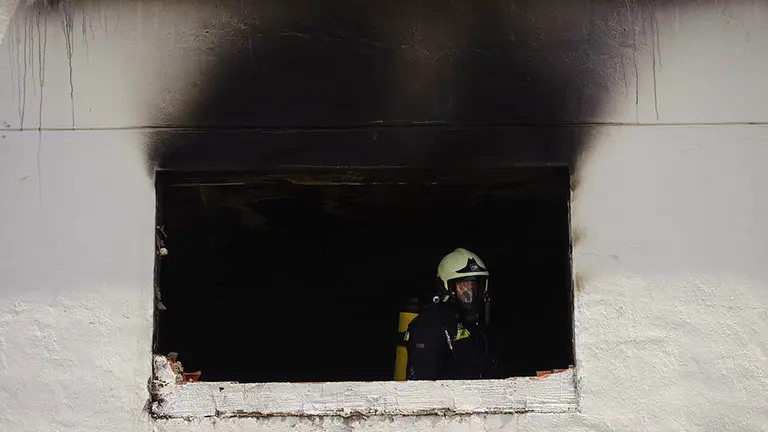 Incendio en una nave abandonada en la Rotxapea. MIGUEL OSÉS_7