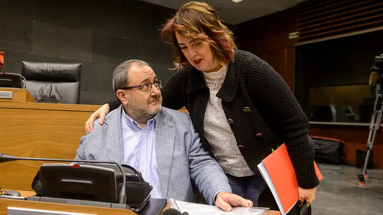 José Miguel Nuin habla con la Presidenta del Parlamento, Ainhoa Aznárez. PABLO LASAOSA