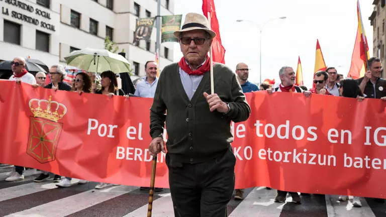 Manifestación del 2-J en Pamplona en contra de la política lingüística y la imposición del euskera. MIGUEL SANTIAGO (23)