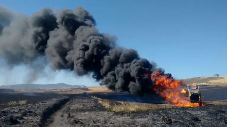 Una cosechadora de cereal arde en un campo de Navarra durante una recolección Foto BOMBEROS DE NAVARRA