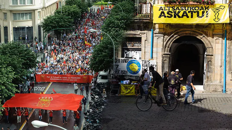 Dos imágenes de las fiestas convocadas en Pamplona el 2-J, la marcha contra la imposición del euskera y la fiesta soberanista de Alternatiben Herria NAVARRACOM