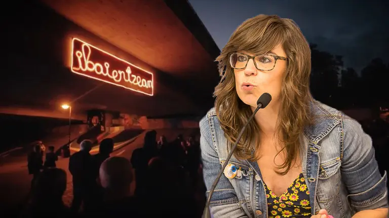 La concejala de Cultura de Bildu, Maider Beloki, junto a una imagen de la celebración del festival Ibaiertzean en Pamplona NAVARRACOM