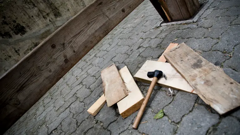 Algunos de los tablones que se usan en el vallado del recorrido del encierro en Pamplona. MIGUEL SANTIAGO (4)
