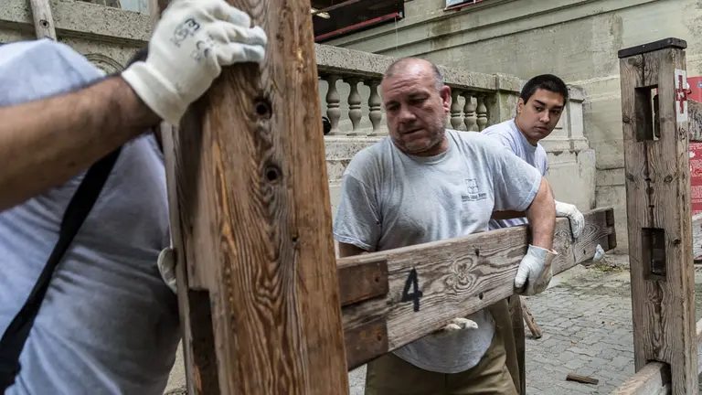 Empleados de la Carpintería Hermanos Aldaz comienzan el montaje del doble vallado para los encierros de San Fermín (08). IÑIGO ALZUGARAY