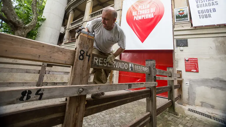 Empleados de la Carpintería Hermanos Aldaz comienzan el montaje del doble vallado para los encierros de San Fermín (25). IÑIGO ALZUGARAY