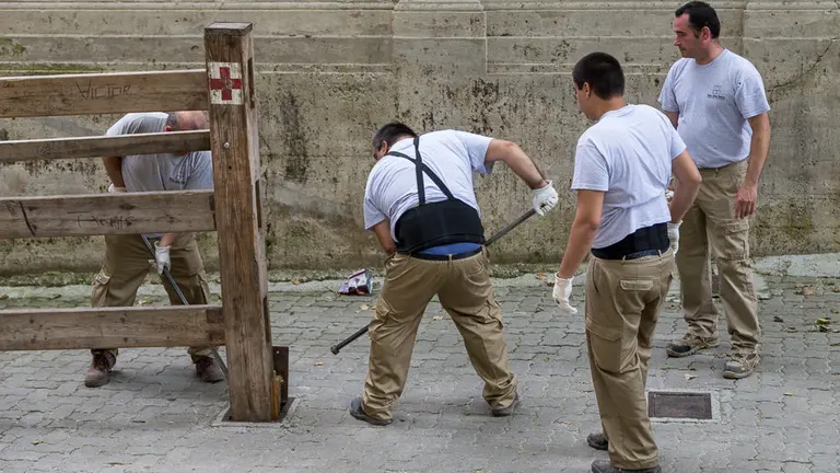 Empleados de la Carpintería Hermanos Aldaz comienzan el montaje del doble vallado para los encierros de San Fermín (40). IÑIGO ALZUGARAY