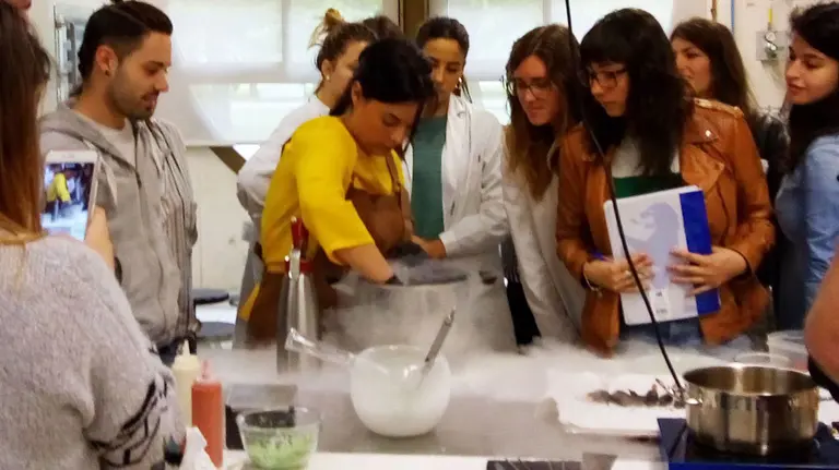 Imagen de la sesión del alumnado de la UPNA con los ganadores del Premio a la Innovación Tecnológica de la Semana del Pincho, con Goiza Isiegas (en el centro)