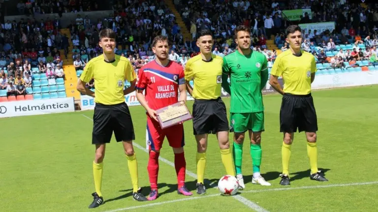trio arbitral y capitanes del Salmantino - Mutilvera. Web Salmantino UDS.