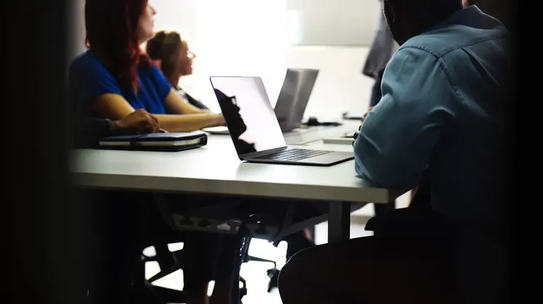 Gente trabajando en la oficina de una empresa.
