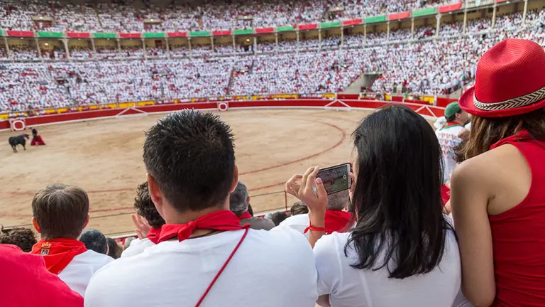 Los tendidos de la plaza de Pamplona durante la cuarta corrida de la Feria del Toro 2017 con toros de Fuente Ymbro. IÑIGO ALZUGARAY