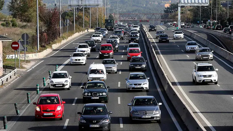 GRA232. MADRID, 04/12/2015.- Tráfico hoy en la Nacional VI, la carretera de A Coruña, a la salida de Madrid, en la jornada de inicio del puente de la Constitución y de la Inmaculada por lo que las carreteras de salida de las grandes ciudades registran a primera hora de esta tarde algunas complicaciones debido a la gran afluencia de vehículos. Poco antes de las tres de la tarde varias de las salidas de Madrid sufrían retenciones de tráfico. EFE/Ballesteros