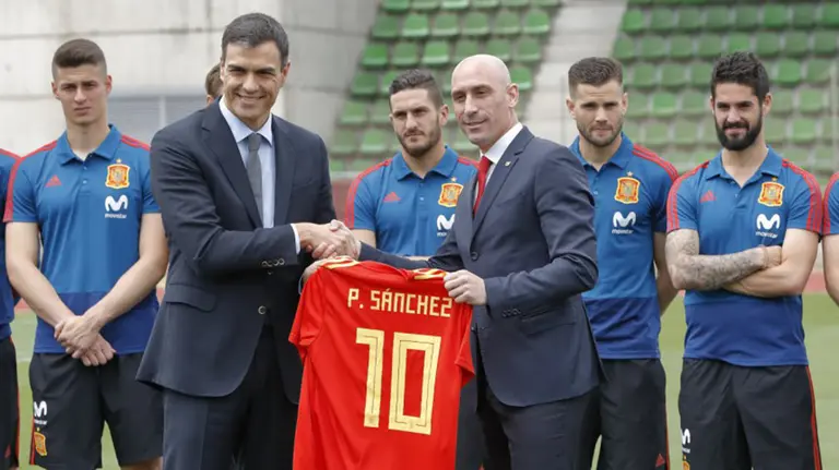 El presidente del Gobierno de España, Pedro Sánchez, junto con el presidente de la RFEF, Luis Rubiales SEFUTBOL